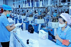 Trong nhà máy sản xuất tất thương hiệu hàng đầu thế giới