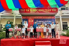 Trao tặng xe đạp cho học sinh có hoàn cảnh khó khăn tại thị xã Bỉm Sơn