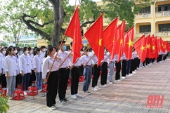 Tặng Cờ thi đua cho 90 tập thể có thành tích trong phong trào thi đua năm học 2021-2022