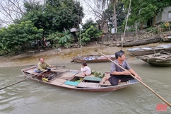 Trao quà cho các hộ dân đang sinh sống trên sông