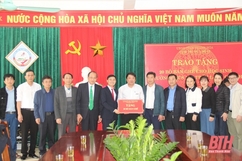 Cụm thi đua số 17 trao quà ủng hộ trường học tại Lang Chánh