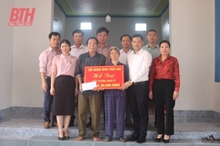 Trao tiền hỗ trợ xây dựng nhà ở cho gia đình thương binh tại huyện Hoằng Hóa
