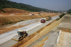 Phê duyệt hỗ trợ đầu tư đường nối bản Hang đi bản Eo Kén