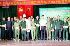 Giao lưu, tặng quà cựu thanh niên xung phong, thương binh và người có công với cách mạng