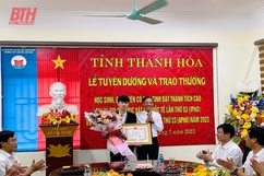 Tuyên dương và trao thưởng cho học sinh và giáo viên có học sinh đạt thành tích cao tại kỳ thi Olympic Vật lý Quốc tế (IPhO) và Kỳ thi Olympic Vật lý Châu Á