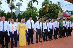 Đoàn đại biểu Tỉnh ủy, HĐND, UBND, Ủy ban MTTQ tỉnh dâng hoa, dâng hương tại Khu di tích lịch sử cách mạng Yên Trường