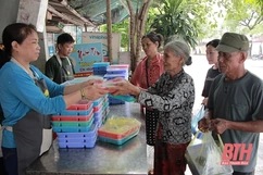 Suất cơm “0 đồng” lan tỏa yêu thương