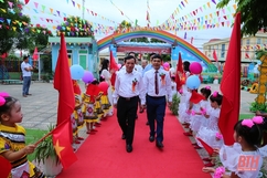 Phó Bí thư Thường trực Tỉnh uỷ Lại Thế Nguyên dự khai giảng năm học mới tại Trường Mầm non Hoằng Quỳ