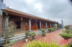 Chùa Hồng Ân soi bóng Mã giang 