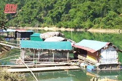 Người nuôi cá lồng xã Trung Xuân chồng   chất khó khăn   sau lũ