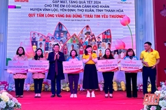 Trao quà tết cho trẻ em mồ côi có hoàn cảnh khó khăn