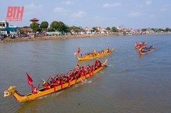 Đua thuyền ngày xuân