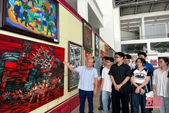 Đông đảo công chúng tham quan, thưởng lãm Triển lãm Mỹ thuật Bắc miền Trung