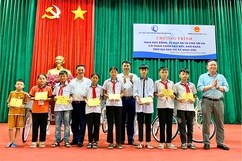 Tặng xe đạp và học bổng cho trẻ em có hoàn cảnh khó khăn nhân dịp năm học mới tại Nghi Sơn