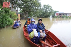 Mưu sinh mùa lũ ở khu phố Ngọc Bồ