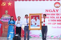 Phó Bí thư Thường trực Tỉnh ủy  Lại Thế Nguyên dự Ngày hội Đại đoàn kết toàn dân tộc tại thôn  Hùng Tiến