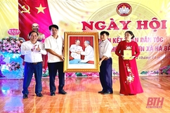 Trưởng Ban Tuyên giáo Tỉnh ủy Đào Xuân Yên chung vui Ngày hội Đại đoàn kết toàn dân tộc tại thôn Đà Sơn