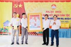 Phó Chủ tịch HĐND tỉnh Nguyễn Quang Hải chung vui Ngày hội Đại đoàn kết toàn dân tộc tại thôn Quang Biểu