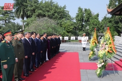 Đoàn đại biểu tỉnh Thanh Hóa dâng hương Chủ tịch Hồ Chí Minh, Mẹ Việt Nam Anh hùng và các anh hùng liệt sĩ nhân  kỷ niệm 80 năm Ngày thành lập Quân đội Nhân dân Việt Nam