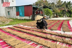 Nhộn nhịp làng nghề hương bài hàng trăm năm tuổi