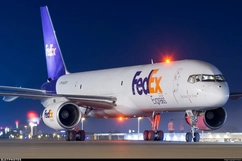 Máy bay FedEx hạ cánh khẩn cấp do động cơ bốc cháy sau va chạm với chim