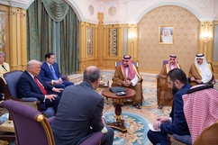 Ông Trump gặp cựu chiến binh thánh chiến Ahmad al-Sharaa, người từng bị Mỹ treo thưởng 10 triệu đô la