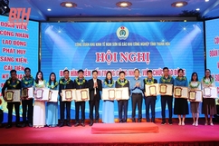 Nhân rộng điển hình tiên tiến trong công nhân, viên chức, lao động