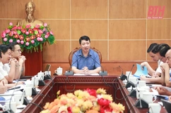 Phó Chủ tịch UBND tỉnh Lê Đức Giang  nghe báo cáo  một số nội dung  của ngành Nông nghiệp và Môi trường