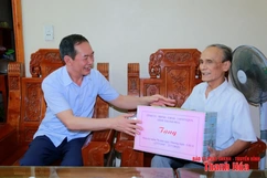 Phó Bí thư Tỉnh ủy Trịnh Tuấn Sinh tặng quà gia đình chính sách tại các phường Sầm Sơn và Nam Sầm Sơn