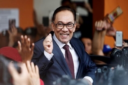 Cựu Phó Thủ tướng Malaysia Anwar Ibrahim được trả tự do