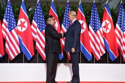 Ông Trump và ông Kim đã thực hiện cái bắt tay lịch sử