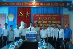 Tiếp nhận quỹ khuyến học của tập đoàn Sunshine Group