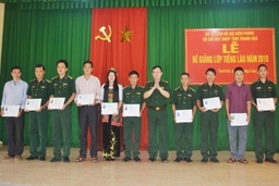 37 học viên hoàn thành chương trình học tiếng Lào