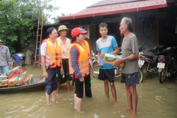 Hội Chữ thập đỏ tỉnh cứu trợ khẩn cấp cho nhân dân vùng lũ