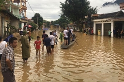 Mưa lớn gây ngập úng, chia cắt thị trấn Cành Nàng (Bá Thước)