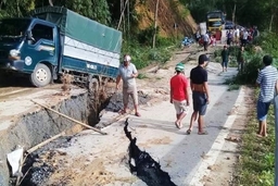 Hàng trăm người dân đang được bố trí ăn, ở tại các doanh trại quân đội trên địa bàn huyện Mường Lát