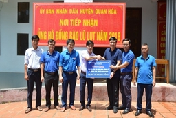 Đoàn Thanh niên Sở TT&TT Thanh Hóa, Trung tâm CNTT&TT các tỉnh Bắc Trung bộ tặng quà cho các em học sinh huyện Cẩm Thủy và Quan Hóa