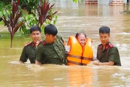 Trao tiền ủng hộ cán bộ công an gặp nạn khi tham gia phòng chống lũ lụt