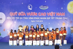 Quỹ sữa vươn cao Việt Nam và Vinamilk đem niềm vui ngày Tết Trung thu đến trẻ em tỉnh Vĩnh Phúc