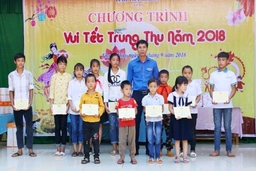 Chương trình “Vui Tết Trung thu” cho trẻ em vùng lũ Quan Hóa