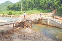 Đường tràn 3,8 tỷ đồng chưa đưa vào sử dụng đã bị nước cuốn trôi: Do thiết kế không hợp lý !?