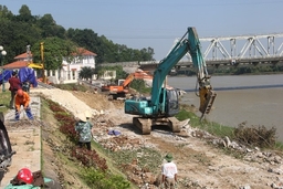 Sửa chữa đoạn hư hỏng nghiêm trọng trên kè đê hữu sông Mã đoạn sát chân cầu Hàm Rồng