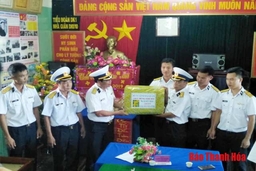 Mang mùa Xuân đến tàu trực và nhà giàn trên vùng biển Bãi cạn Cà Mau