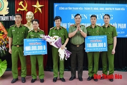 Trao thưởng  cho Công an TP Thanh Hóa về thành tích đấu tranh phòng  chống tội phạm