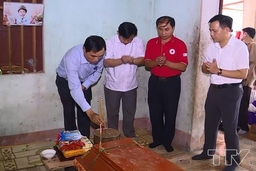 Thăm hỏi, động viên các gia đình, nạn nhân thương vong tại Lang Chánh