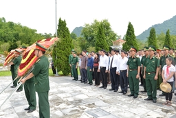 Chủ tịch UBND tỉnh dâng hương tại Nghĩa trang Liệt sĩ Quốc tế Đồng Tâm; thăm, tặng quà người có công tại huyện Bá Thước