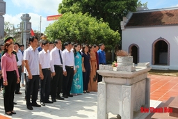 Đồng chí Phó Bí thư Tỉnh ủy Đỗ Minh Tuấn dâng hương tại Khu di tích lịch sử cách mạng Nhà thờ họ Vương