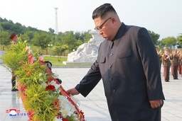 Ông Kim Jong-un viếng nghĩa trang liệt sỹ chiến tranh Triều Tiên