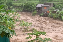 Mưa lũ, sạt lở đất đá gây chia cắt nhiều tuyến đường trên địa bàn huyện Mường Lát, 1 người mất tích