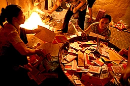 Lãng phí từ việc đốt vàng mã